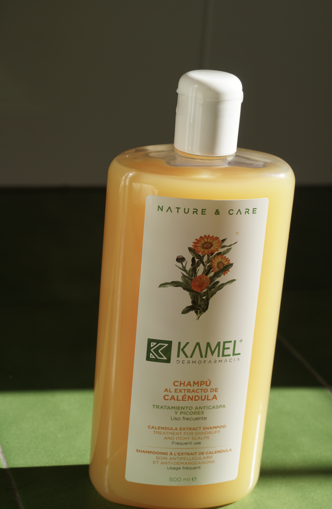 Champú de Caléndula para aliviar la irritación y la caspa del cuero cabelludo