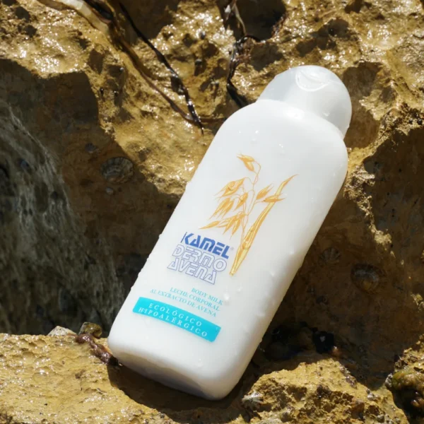 Body Milk de Avena kamel sobre roca en la playa