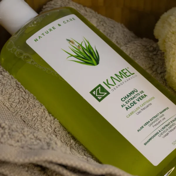Champú de aloe vera Kamel sobre toalla, detalle etiqueta