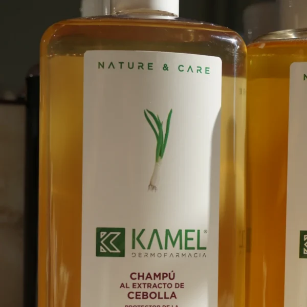 Alt: Champú al Extracto de Cebolla KAMEL, etiqueta en primer plano