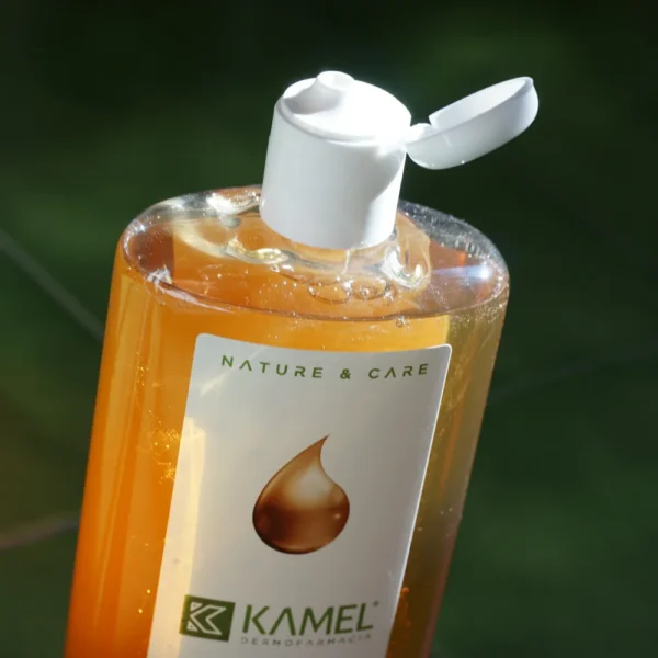 Champú al extracto de Queratina KAMEL, dosificador abierto sobre envase
