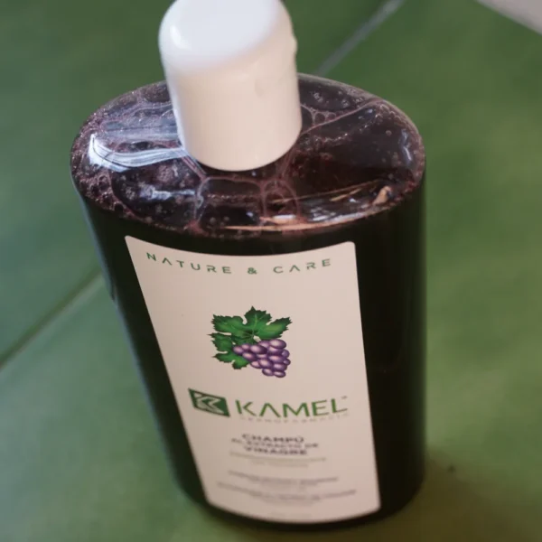 Champú de vinagre Kamel, etiqueta primer plano