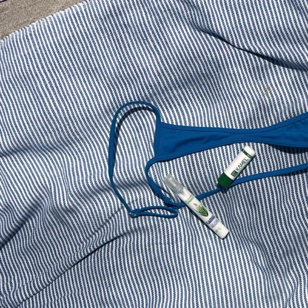 Desodorante compact de aloe vera Kamel junto a bikini en la playa