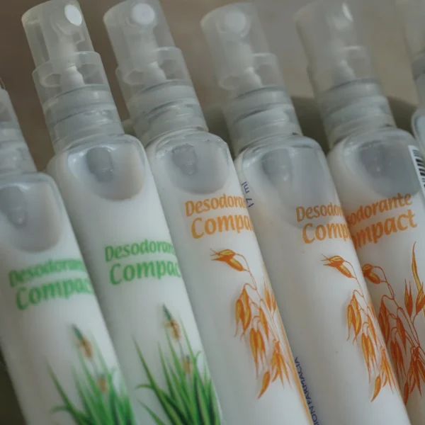 Detalle de los desodorantes antitranspirantes de avena y aloe vera Kamel