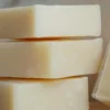 Jabón con Aceite de Coco KAMEL, pastillas apiladas mostrando su textura artesanal