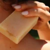 Textura del jabón de avena sativa Kamel en primer plano