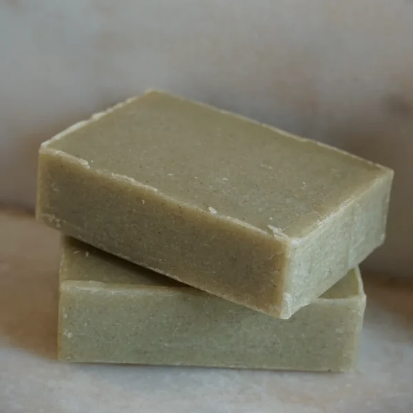Jabón de Piedra Pómez KAMEL, dos pastillas apiladas mostrando su textura exfoliante