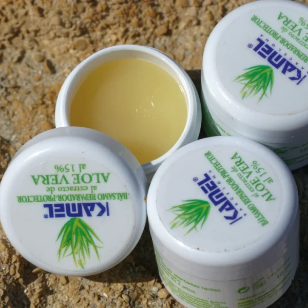 Bálsamo reparador de aloe vera Kamel con textura y envase