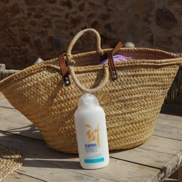 Body milk de Avena Kamel junto a un capazo de playa