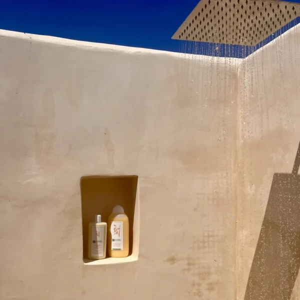 champý y gel de avena Kamel en una ducha exterior