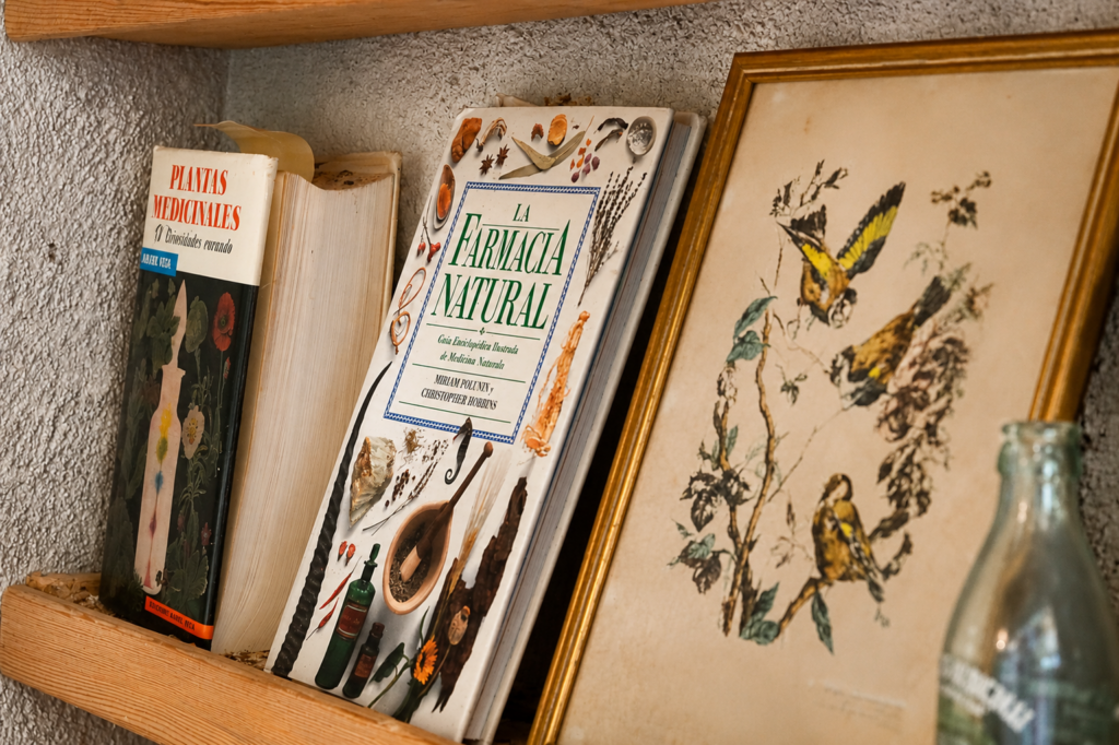 farmacia natural, libro en estantería